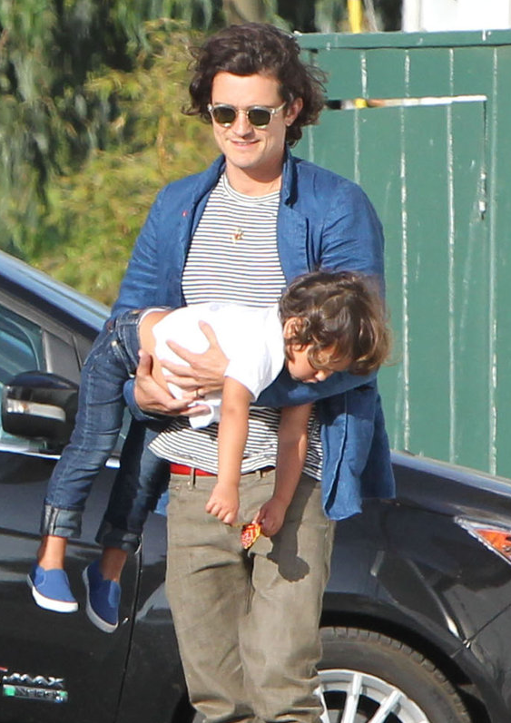 Orlando Bloom "hänger" med sin son. Orlando Bloom "hänger" med sin son.